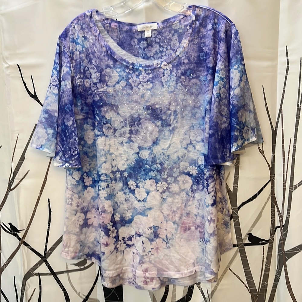 BEAUTIFUL Top - Flower Lavender Hues w/ sparkly diamonds on front. XXL (20)